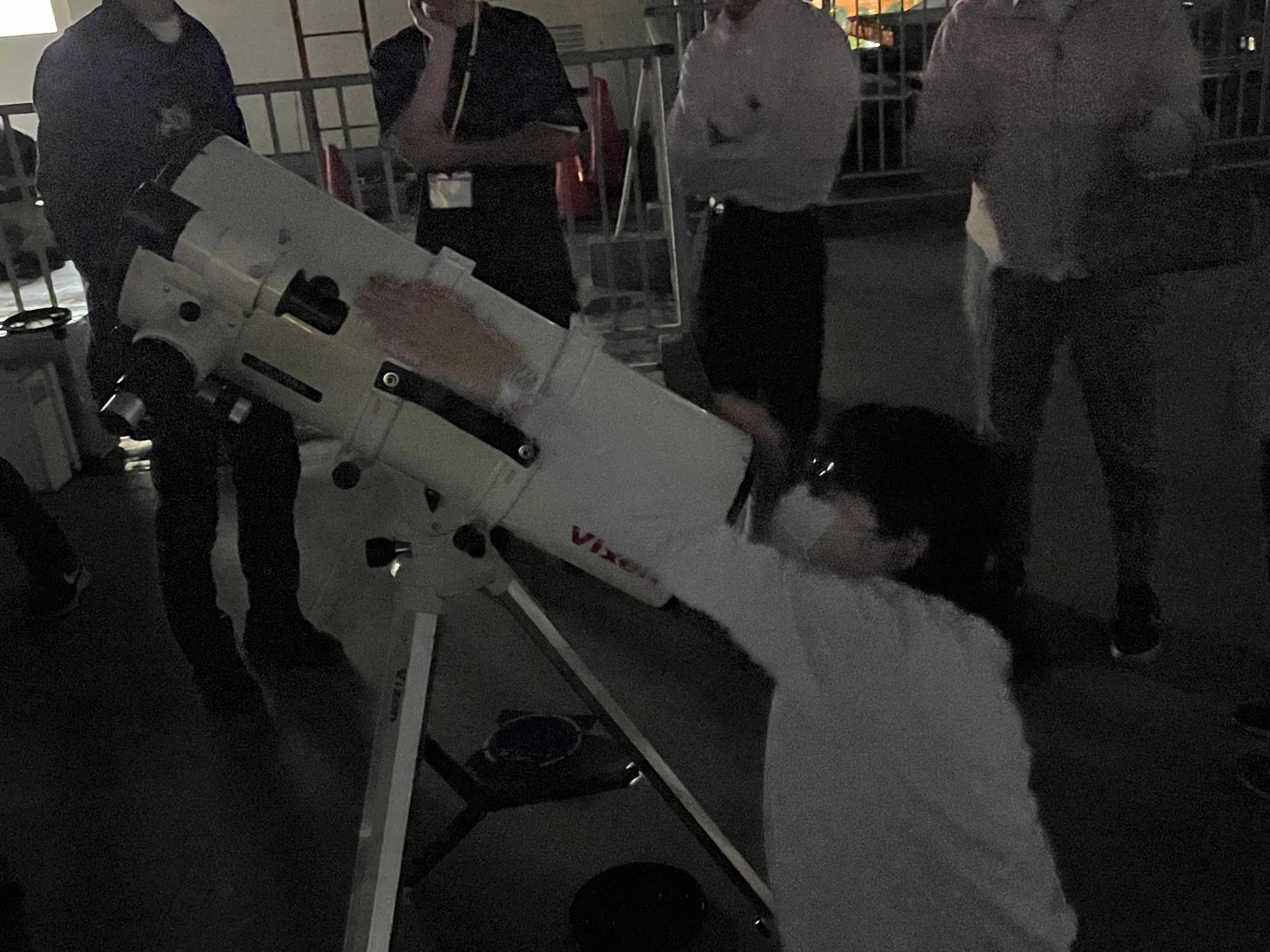 "屋上で行われた望遠鏡実習の様子"