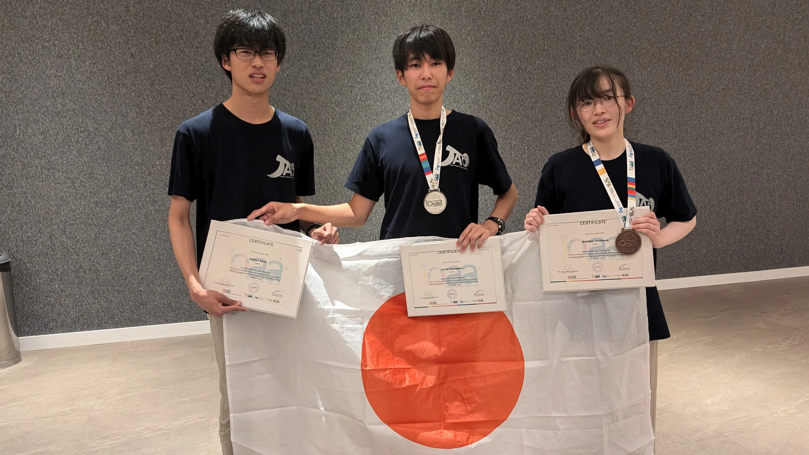 第17回国際天文学・天体物理学オリンピック閉会式後の日本代表生徒ら(2024年8月26日撮影)