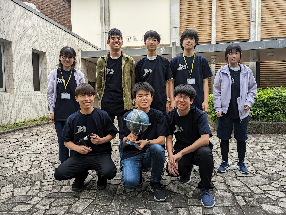 平塚市博物館の入り口前で撮った選手たちの集合写真