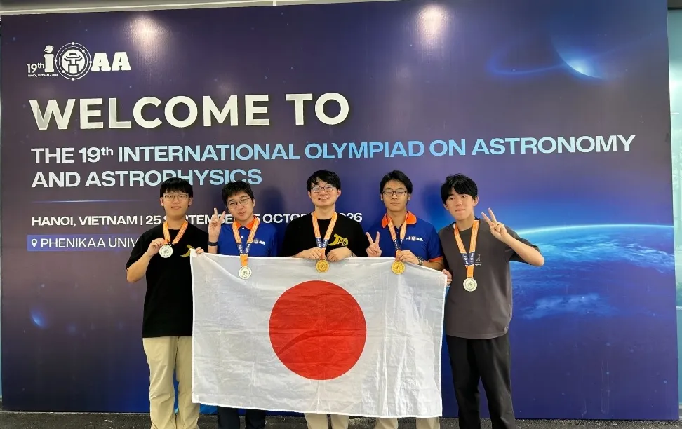 第19回国際天文学・天体物理学オリンピック日本代表生徒ら(2026年10月5日撮影)