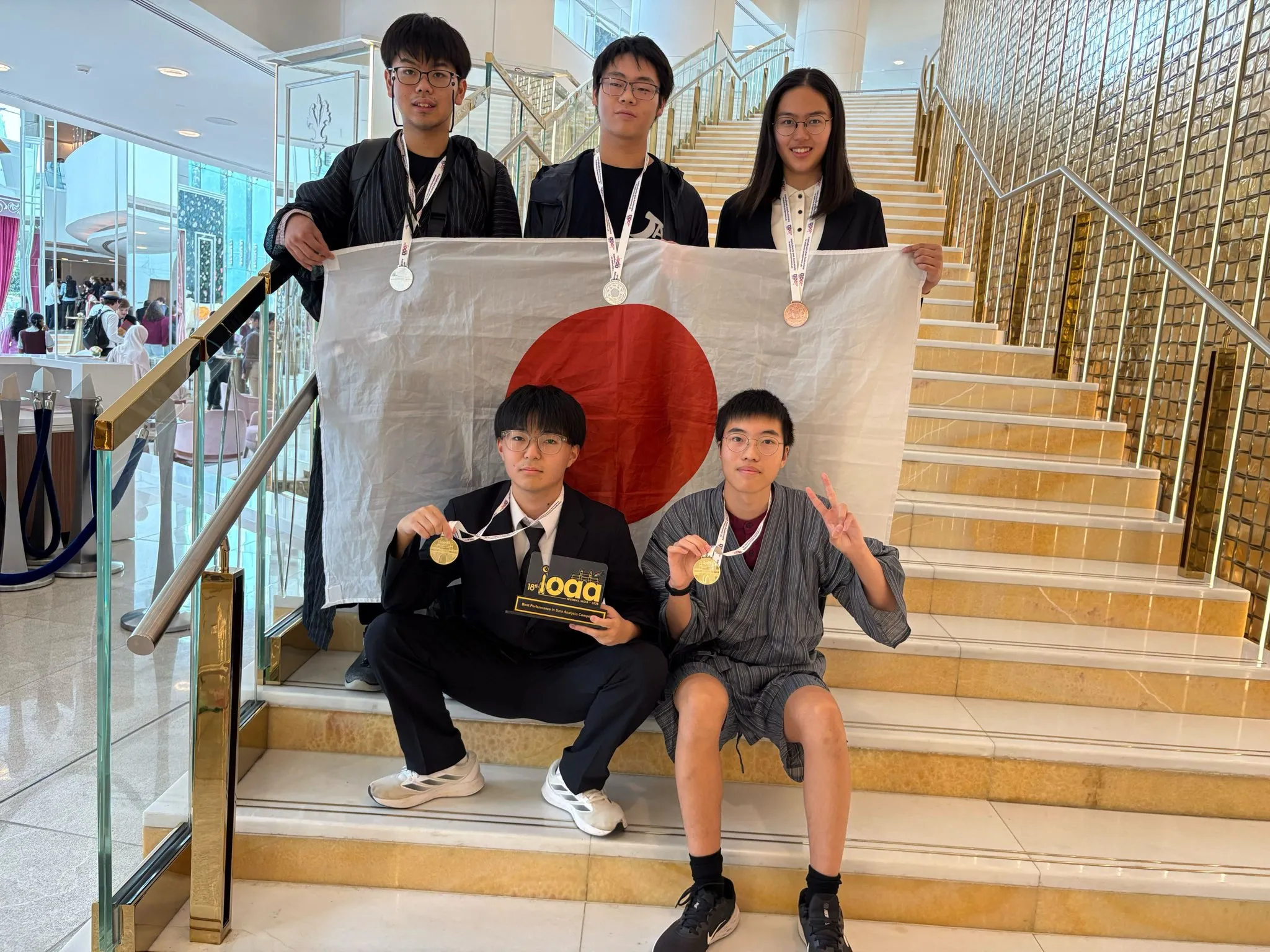 第18回国際天文学・天体物理学オリンピック閉会式後の日本代表生徒ら(2025年8月21日撮影)