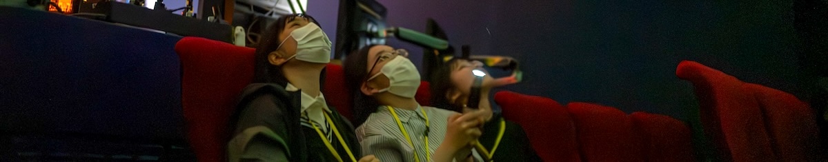 宿泊研修で行ったプラネタリウム実習の生徒の様子